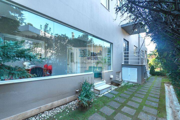 SIDE GARDEN - TO THE KITCHEN