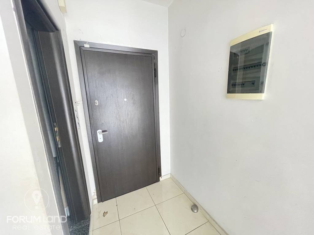 Forumland Real Estate, Είσοδος