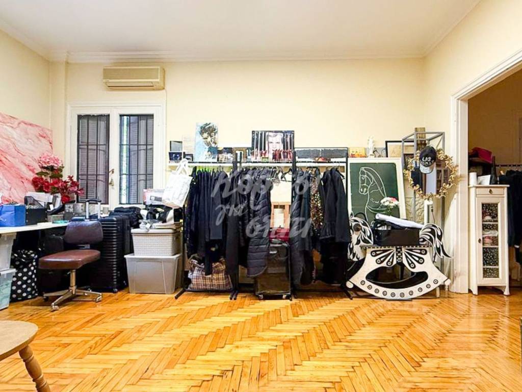 Eyrychoro domatio me dynatoteta pollaplon chreseon.