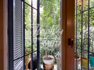 Mpalkoni me thea se prasino.