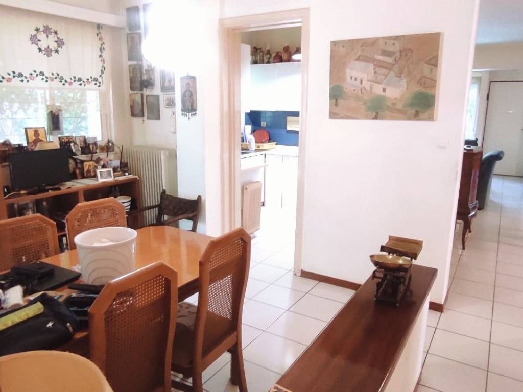 koyzina me trapezaria kai dexia e klimaka pros to emiypogeio