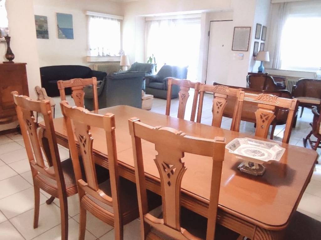 photeino kai aneto saloni