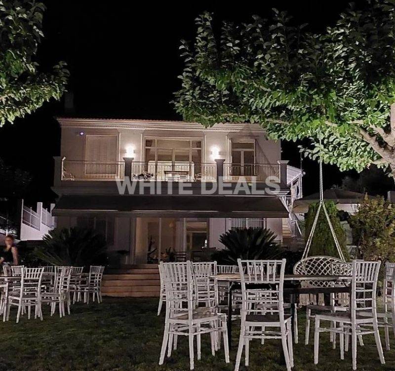 Νύχτερινη άποψη της Μονοκατοικίας απο την αυλη της την νύχτα