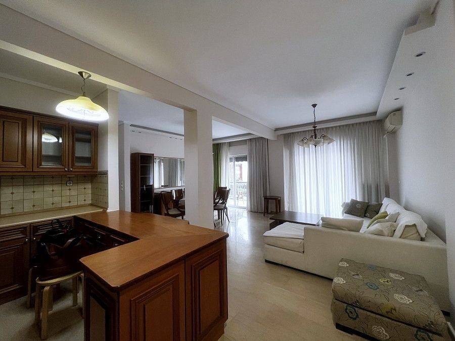 Koyzina kathistiko kai trapezaria apo ten eisodo.