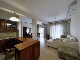 Koyzina kathistiko kai trapezaria apo ten eisodo.