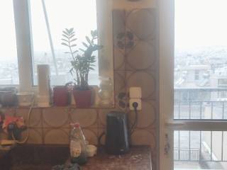 koyzina me thea thalassa , photeine me prosbase mpalkoni