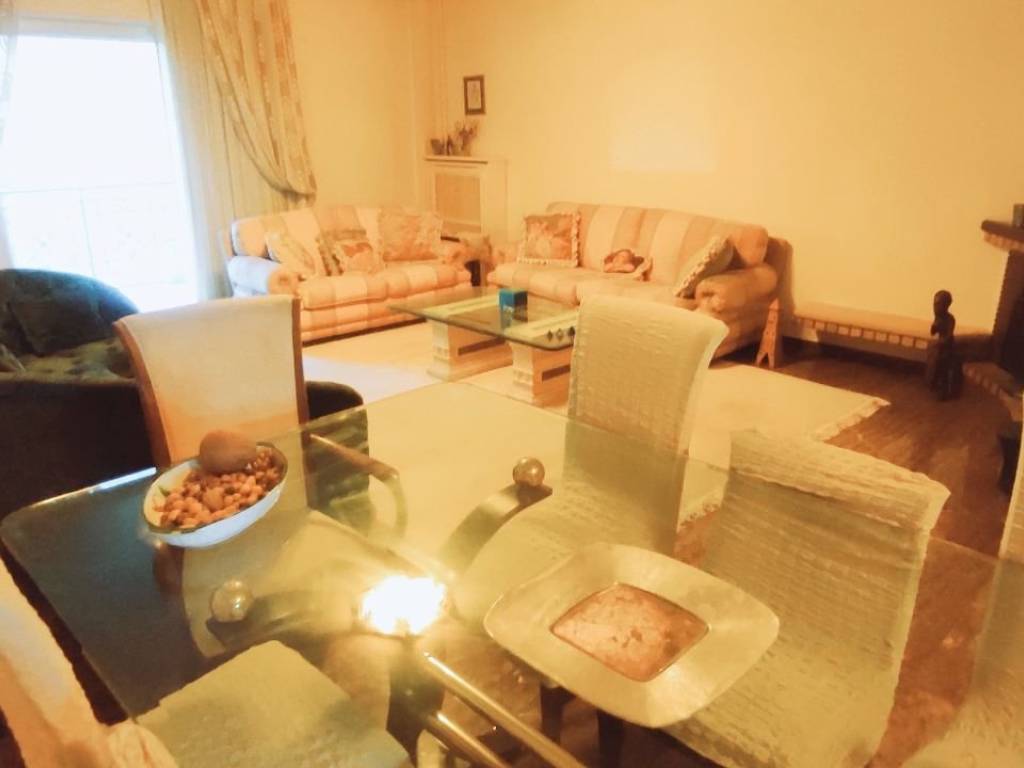 megalo saloni me tzaki