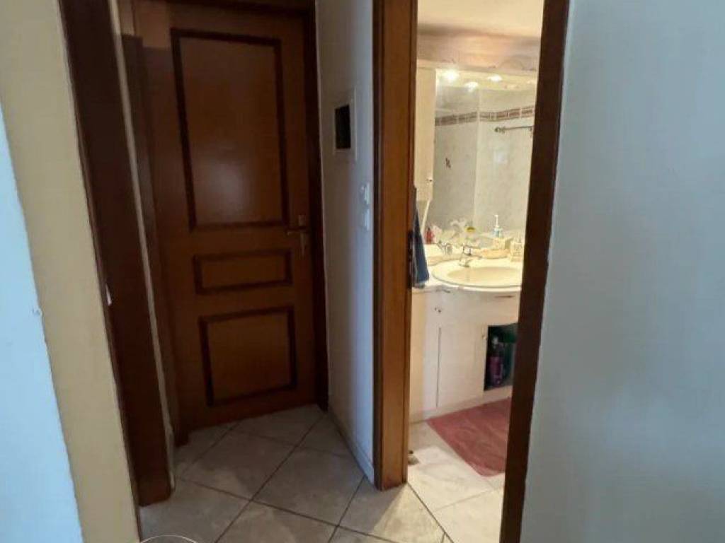 Forumland Real Estate, Είσοδος