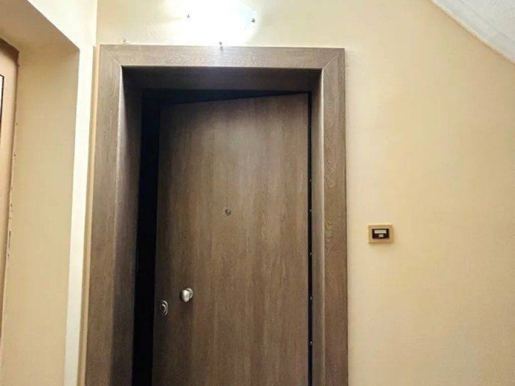 Forumland Real Estate, Θωρακισμένη πόρτα