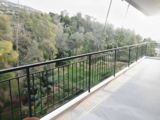 μεγαλο μπαλκόνι και πλούσια φυσική θεα στο βουνό