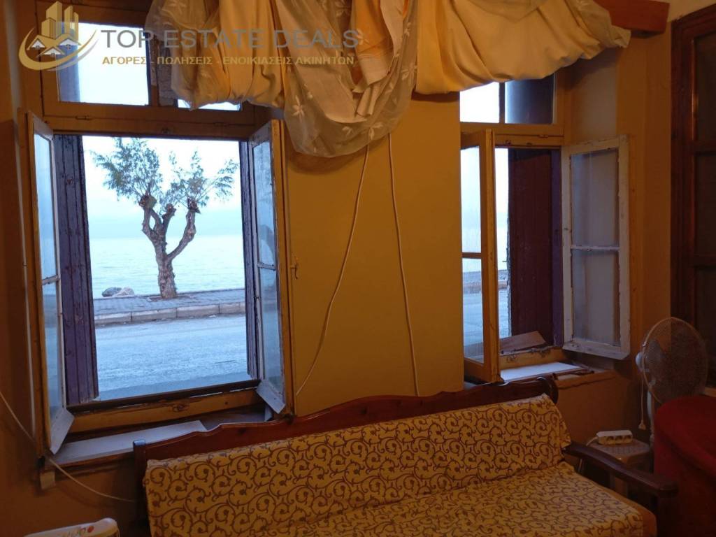 domatio monokatoikias -parathyra apenanti apo ten thalassa