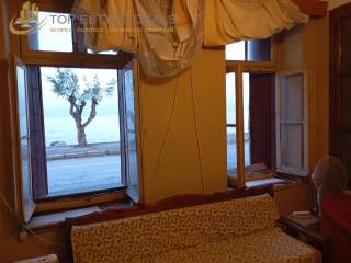 domatio monokatoikias -parathyra apenanti apo ten thalassa