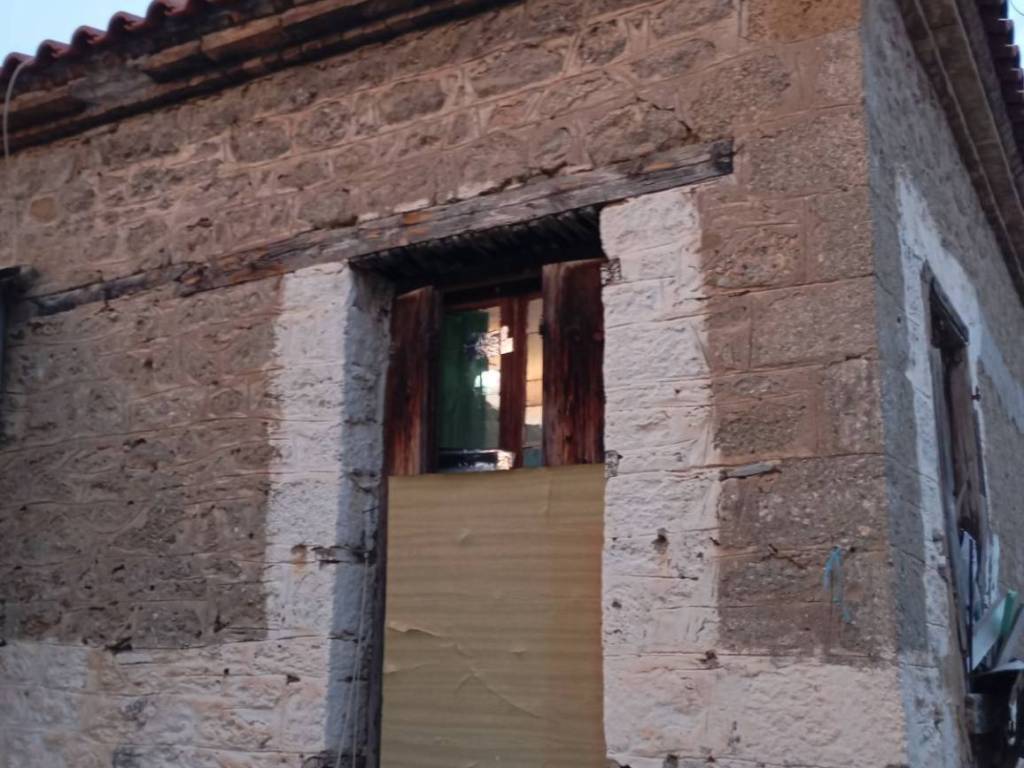 Apopse petrinoy ktirioy -kaminadas tzakioy