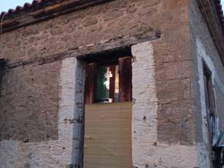 Apopse petrinoy ktirioy -kaminadas tzakioy