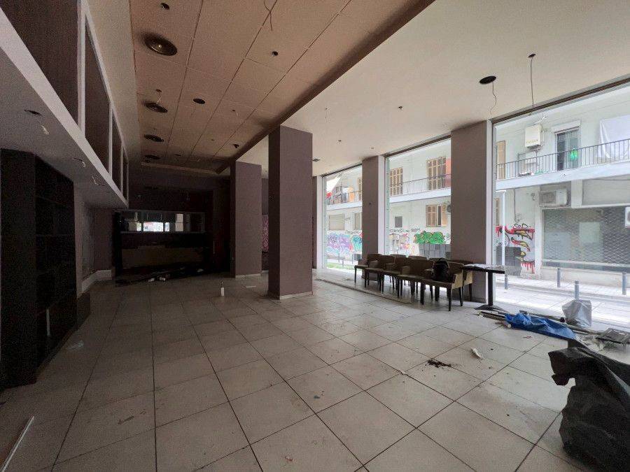 Γωνιακό κατάστημα 130τμ. Εσωτερικά.