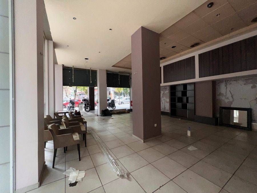 Γωνιακό κατάστημα 130τμ. Εσωτερικά.