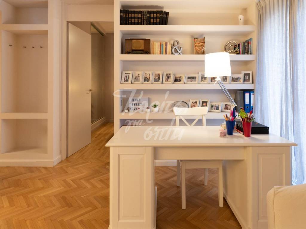 Leitoyrgikos choros grapheioy me entoichismenes bibliothekes.