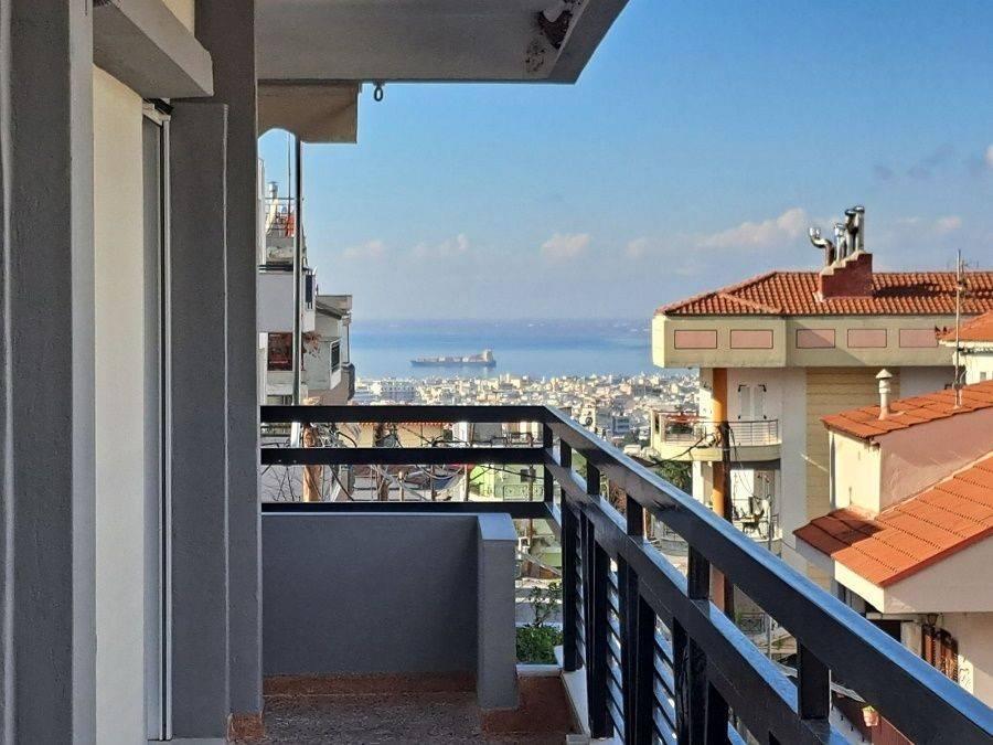 Από τον εξώστη του καθιστικού.