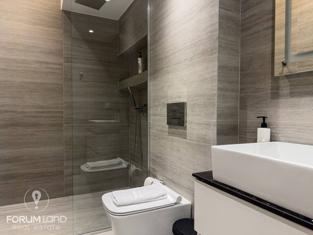 Forumland Real Estate, Μπάνιο