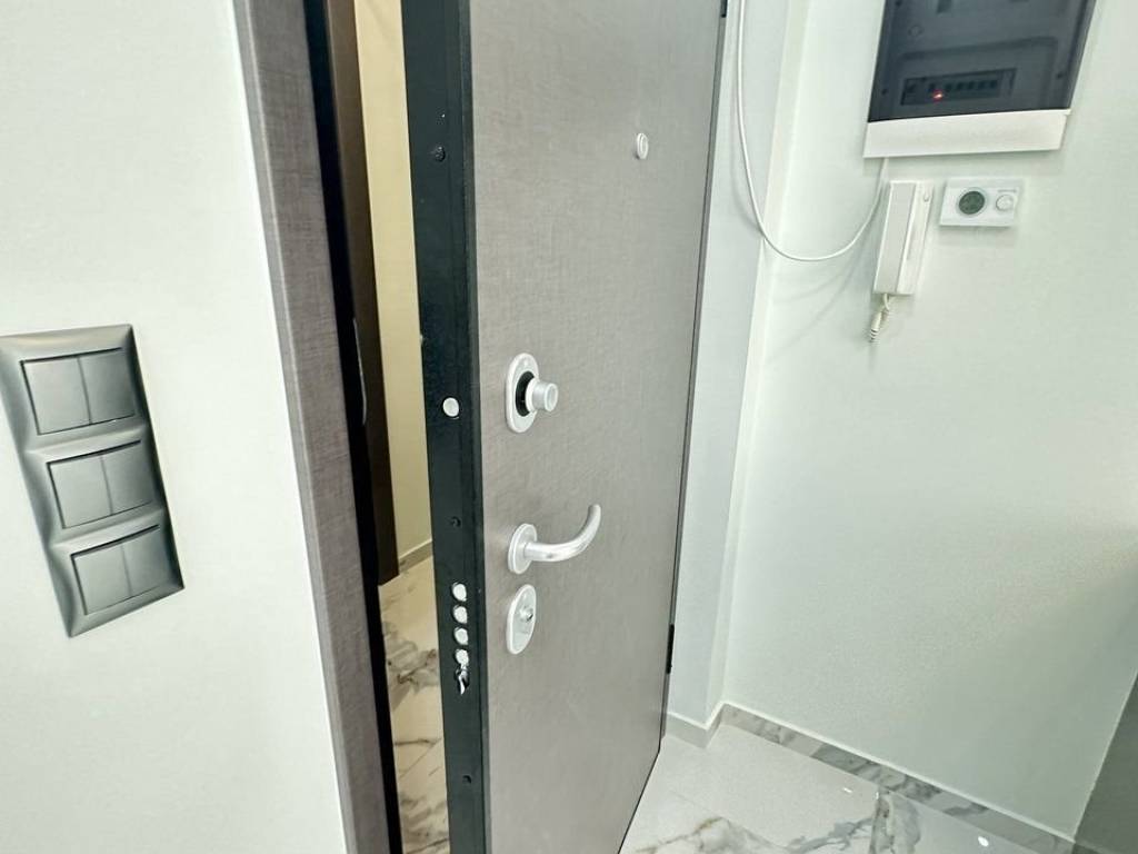 Forumland Real Estate, Θωρακισμένη πόρτα