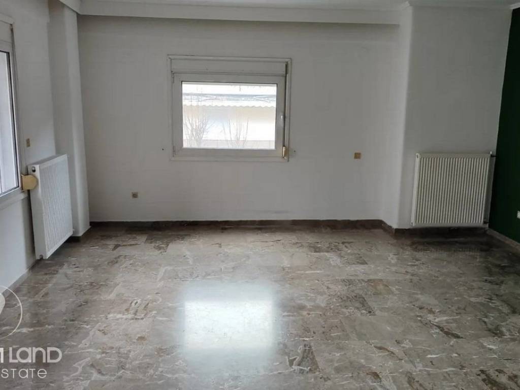 Forumland Real Estate, Σαλόνι