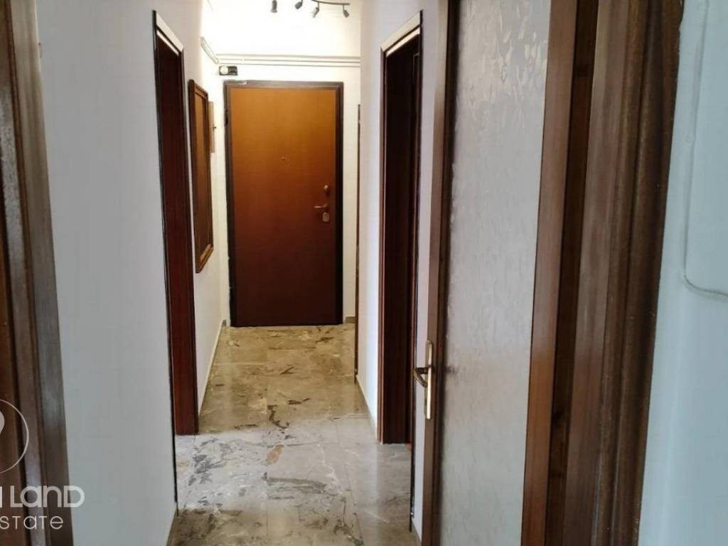 Forumland Real Estate, Διάδρομος