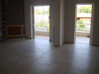 ΦΩΤΕΙΝΟ ΣΑΛΟΝΙ ΚΑΙ ΑΝΕΤΗ ΤΡΑΠΕΖΑΡΙΑ