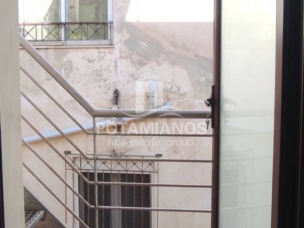 Έξοδος Σκάλας προς Ταράτσα