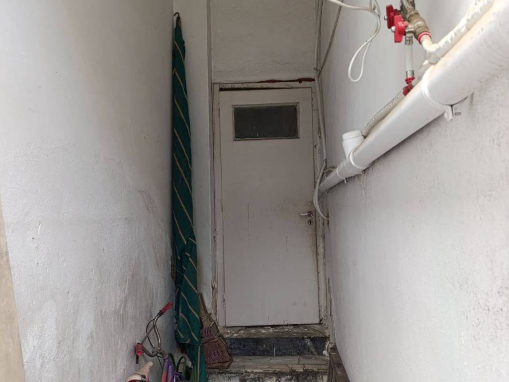 δεύτερη πρόσ βαση μέσω κλιμακοστασίου για το πίσω κτήριο