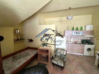 Ενιαίος χώρος υπνοδωμάτιο-κουζίνα-σαλόνι