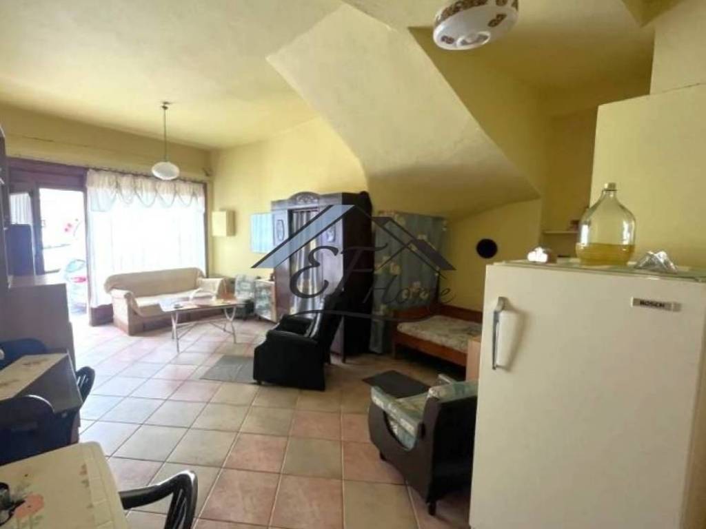 Ενιαίος χώρος υπνοδωμάτιο-κουζίνα-σαλόνι