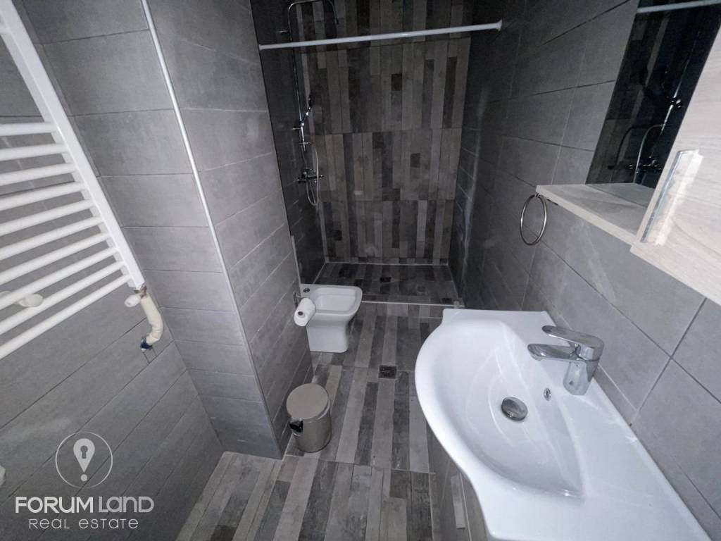 Forumland Real Estate, Μπάνιο