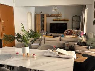 Η τραπεζαρία και στο βάθος το καθιστικο