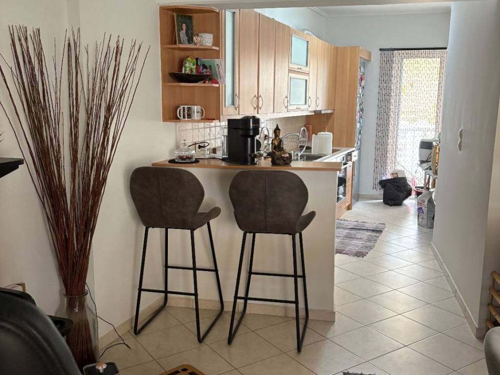 Η κουζίνα δίπλα στην τραπεζαρία