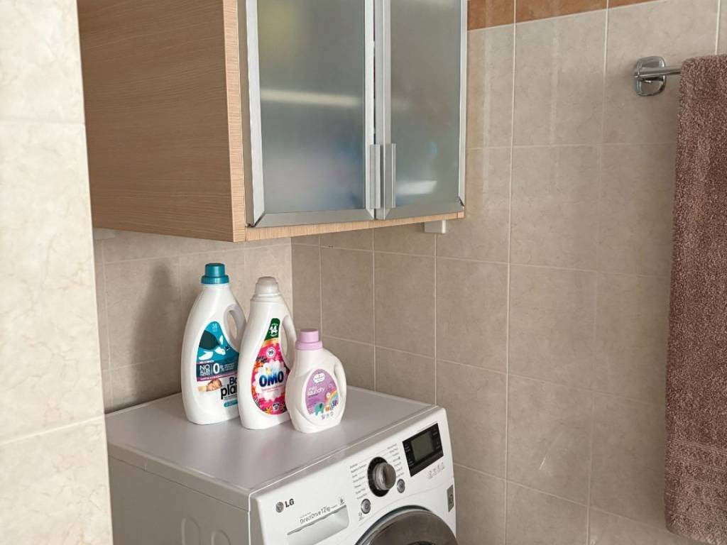 Αποψη του μπάνιου με ιδιαίτερο χώρο για το πλυντήριο