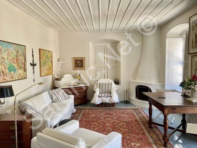 Top floor entrance/sitting room