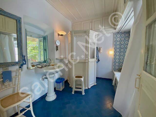 Top floor bathroom, WC behind vanity screen