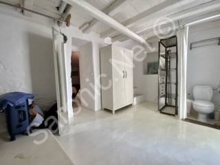 Ground floor ,entrance from garden, WC, thru wall to bed 1