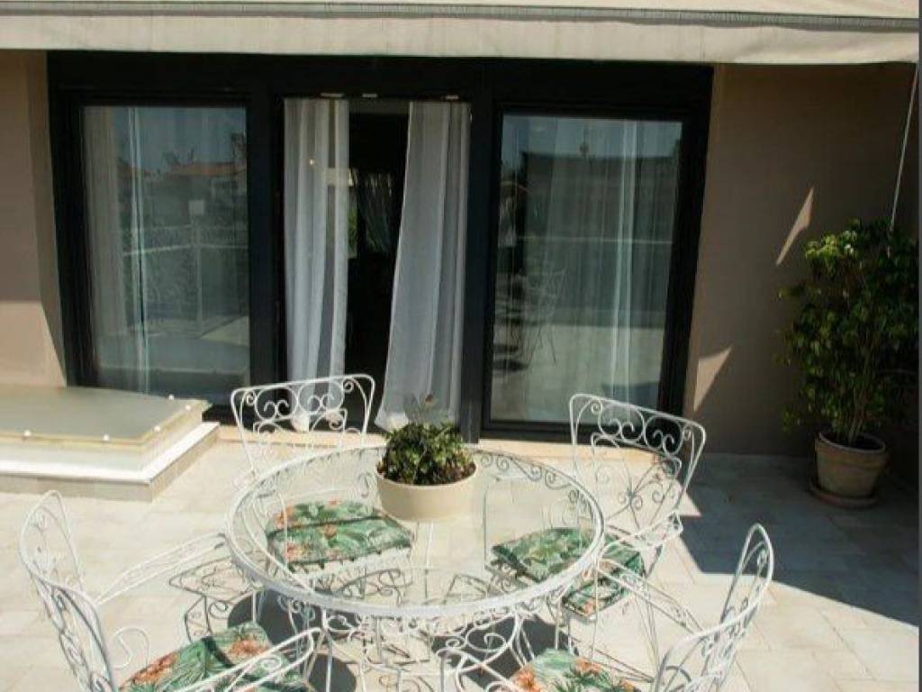 Forumland Real Estate, Berantes