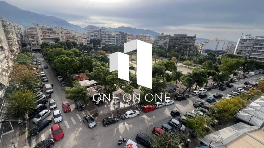 Απέναντι από την Πλατεία