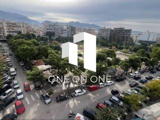 Απέναντι από την Πλατεία