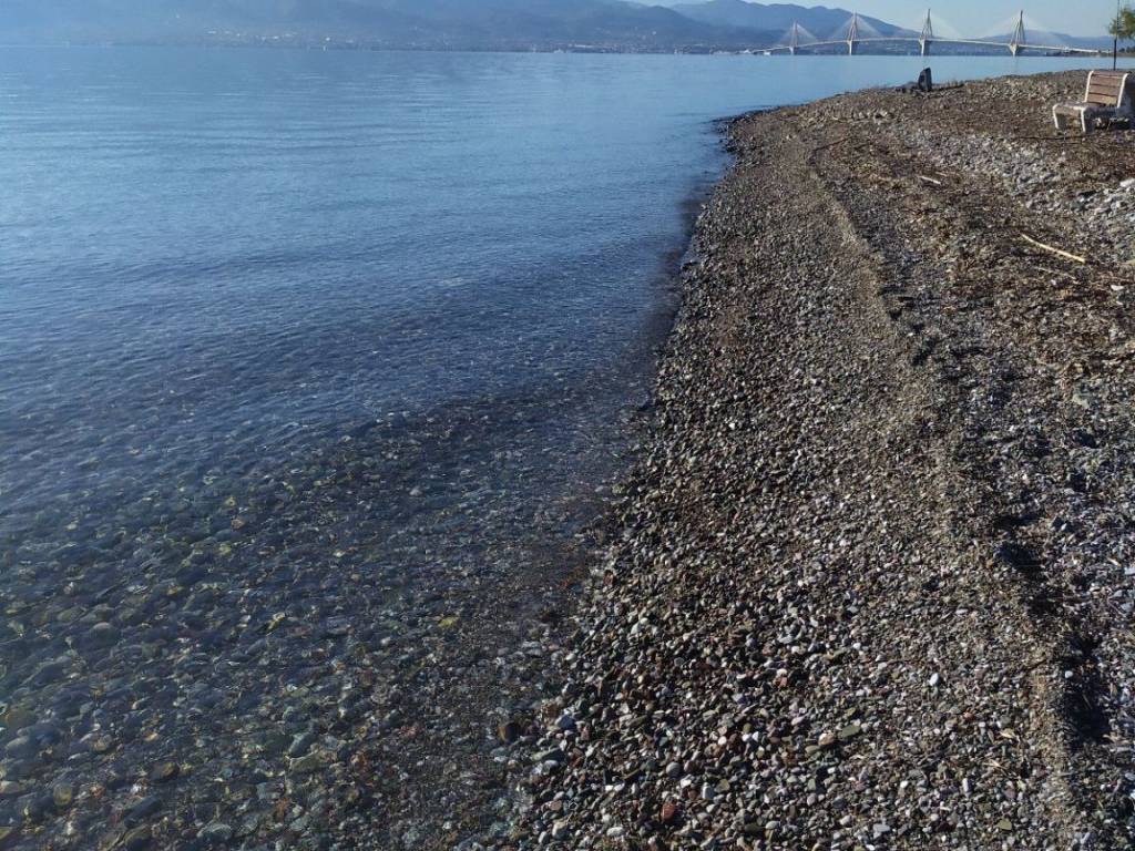 E THALASSA EINAI POLY KATHARE KAI KATALLELE GIA KOLYMBESE