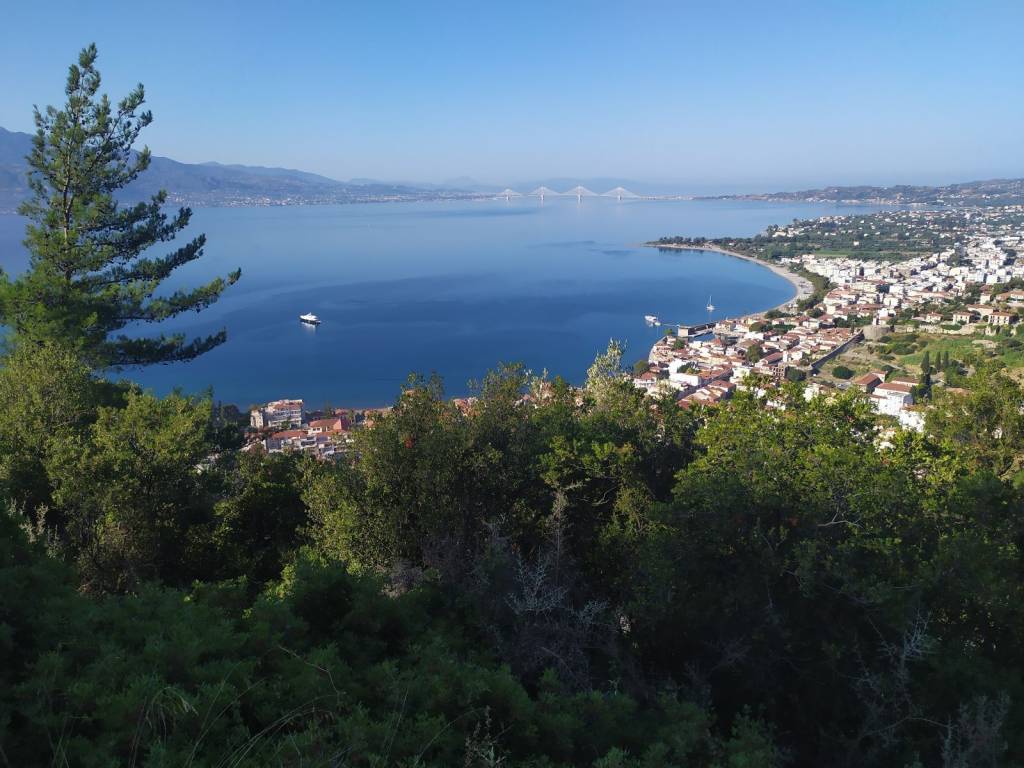 E NAYPAKTOS KAI O PLATANITES STO BATHOS