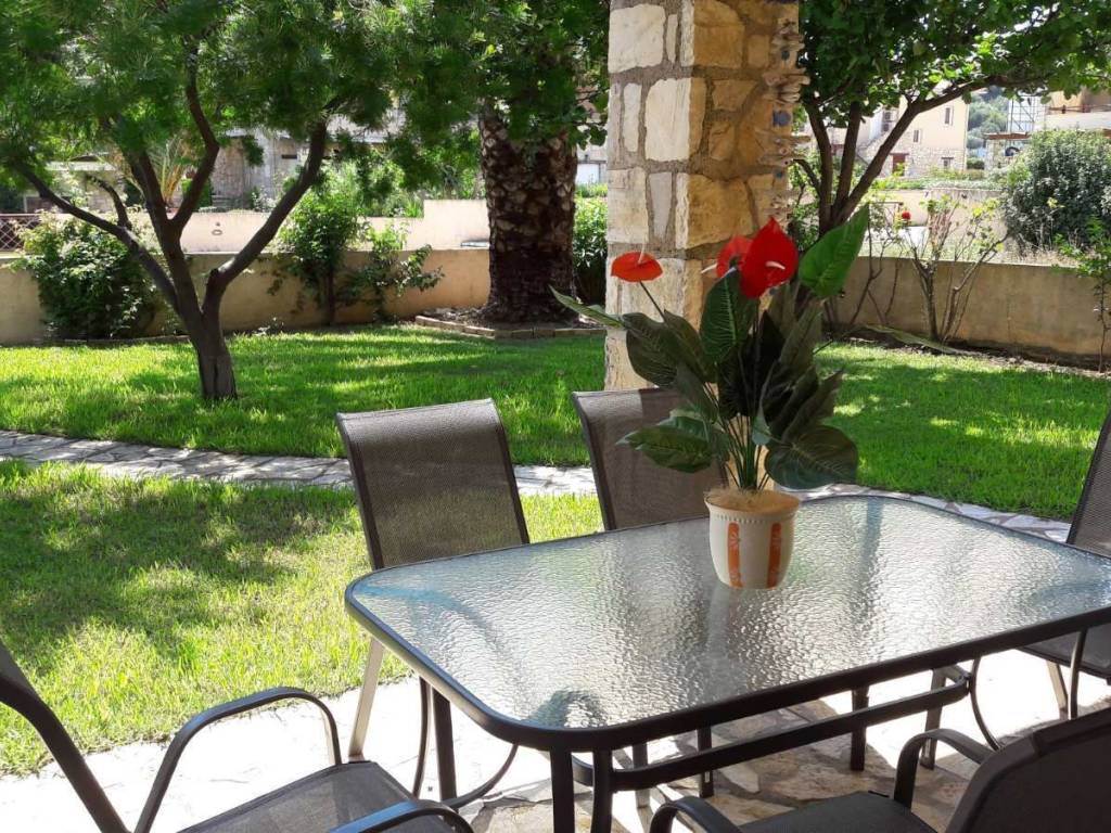 OLE E PERIOCHE PAROYSIAZEI OMORPHES EIKONES