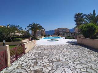 YPARCHEI MEGALE KAI MIKRE PAIDIKE PISINA