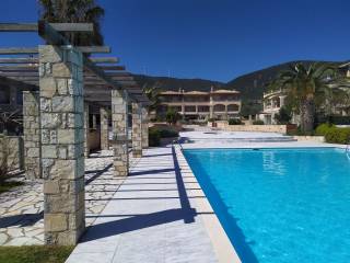 E MEZONETA EINAI STO BATHOS ARISTERA!