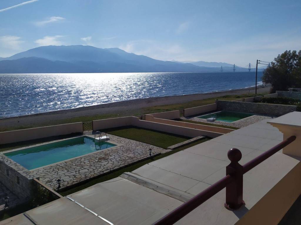 E PARALIA MPROSTA APO TO SYGKROTEMA