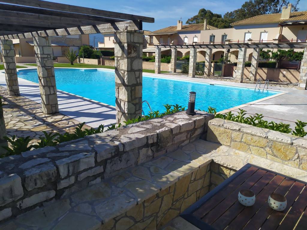 YPARCHEI SYNTERESE &amp; EPIBLEPSE GIA KOINOCHRESTOYS CHOROYS/PISINA