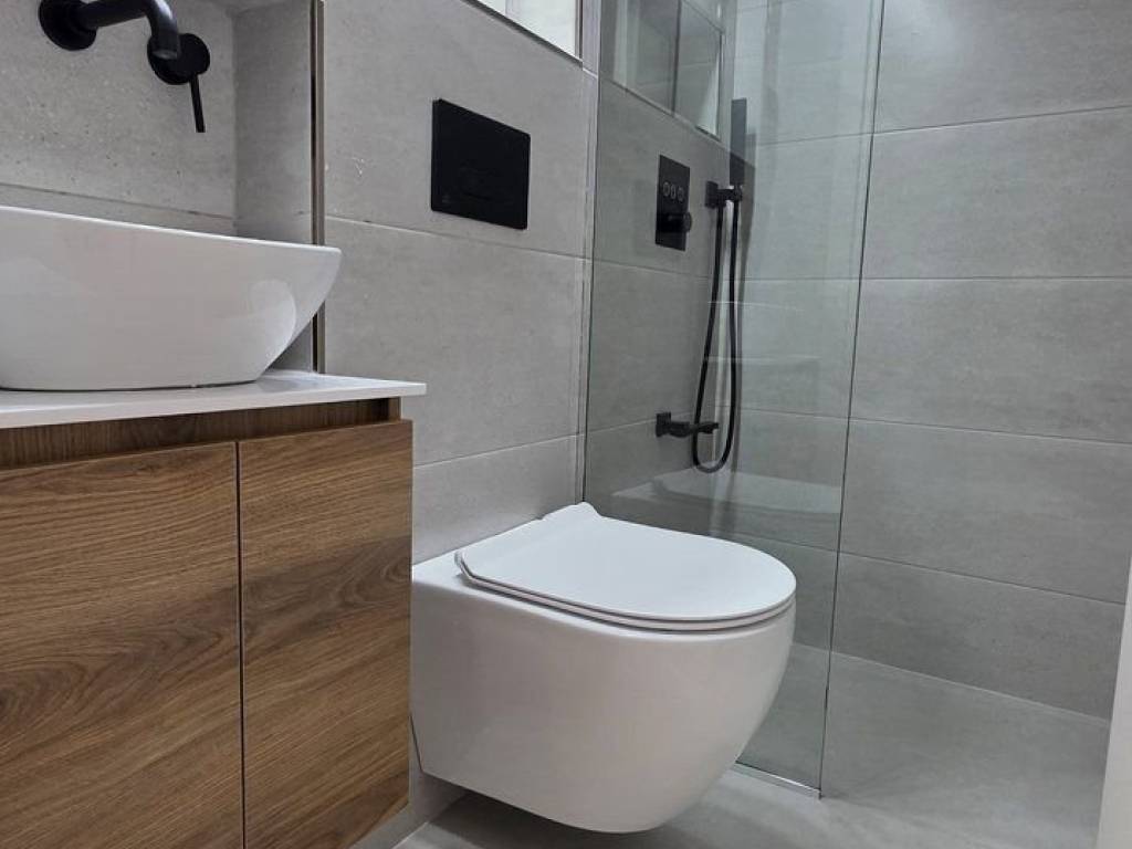 Forumland Real Estate, Μπάνιο