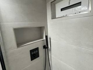 Forumland Real Estate, Μπάνιο